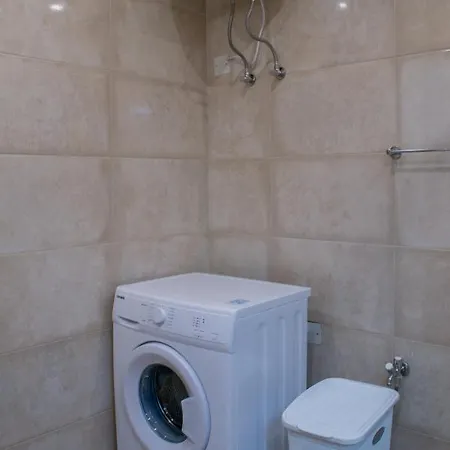 Bright And Spacious 2 Bedrooms Close To Sea Front Nzam1-1